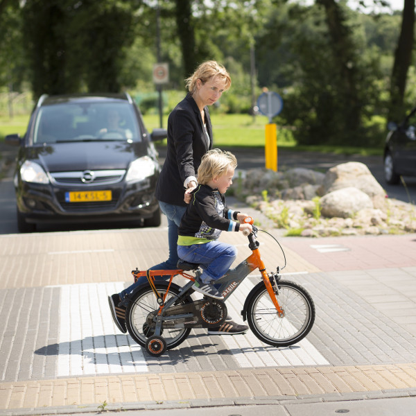 Op voeten en fietsen