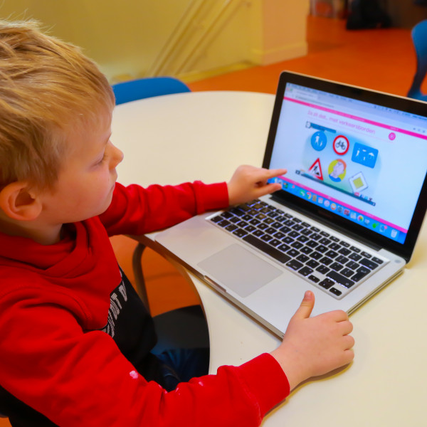 Kind werkt met VVN Verkeersmethode op laptop