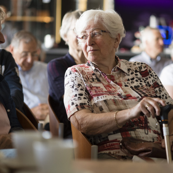 Vrouw zit in de zaal voor de VVN Opfriscursus