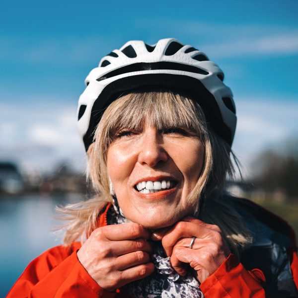 Veilig Verkeer Nederland senior fietser met fietshelm