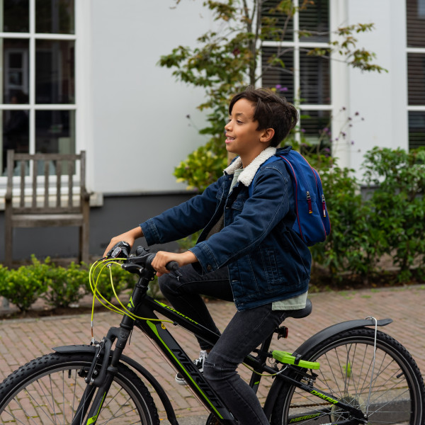 Jongen op de fiets