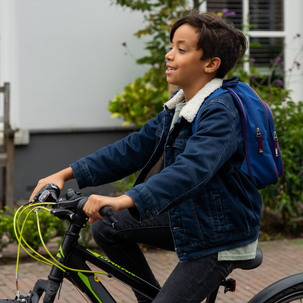 Jongen op de fiets.jpg