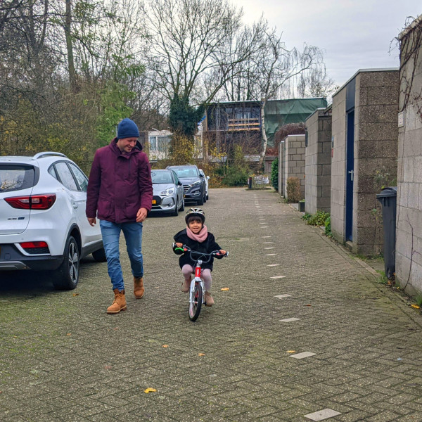 Jos Jong geleerd Veilig Verkeer Nederland verkeerskundige opvoeding loopfiets dochter.jpg