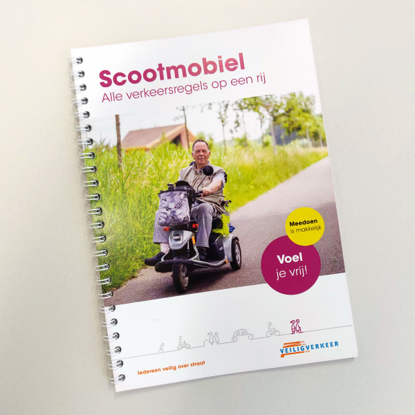 Scootmobiel senioren alle verkeersregels op een rij boekje.jpg