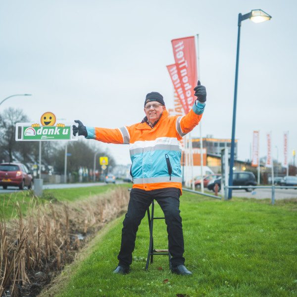 Vrijwilliger Tije doet een VVN Snelheidsmeting langs de weg