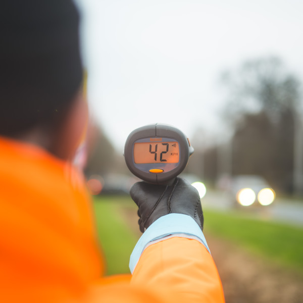 Vrijwilliger Tije doet een VVN Snelheidsmeting langs de weg
