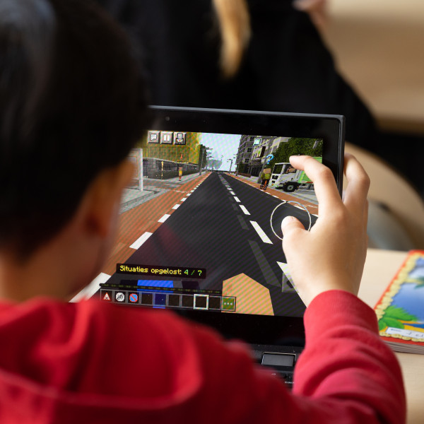 Jongen speelt VVN Minecraft Verkeerseducatie