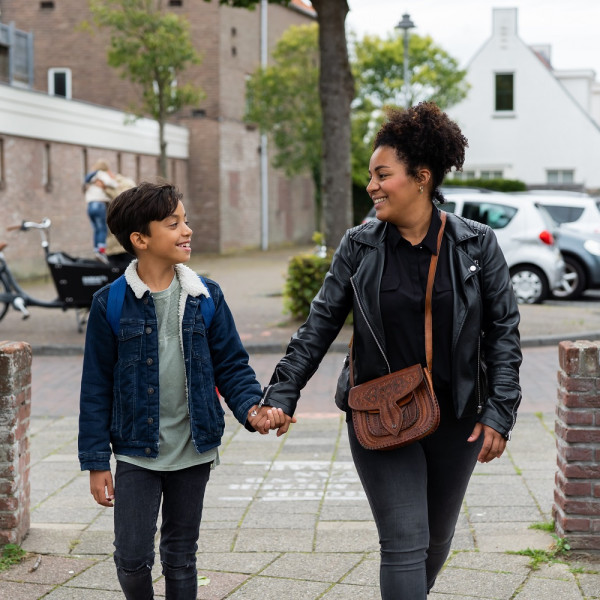 Moeder en kind lopen naar school