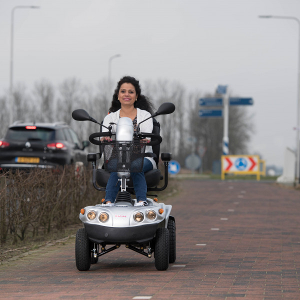 Vrouw in scootmobiel