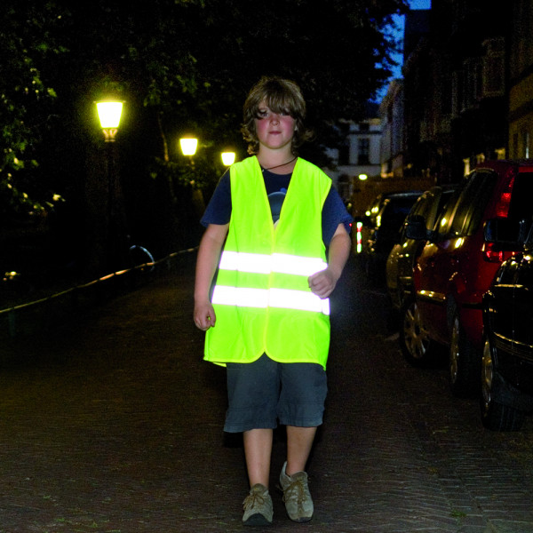 Veilig Verkeer Nederland voetganger verlicht lopen