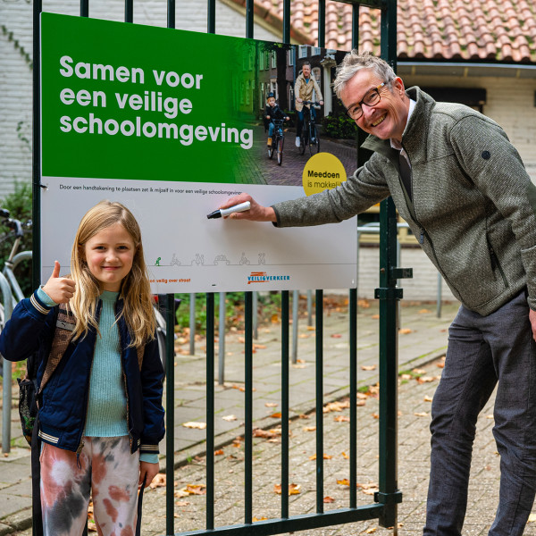 Veilige schoolomgeving handtekeningenbord Veilig Verkeer Nederland.jpg