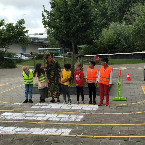 Verkeersouder doet oversteekproject op schoolplein