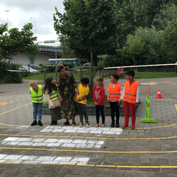 Verkeersouder doet oversteekproject op schoolplein