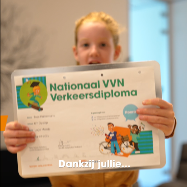 Meisje houd haar verkeersdiploma vast