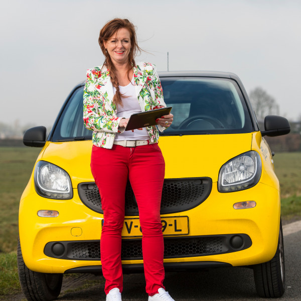 Vrouw doet VVN Opfrischallenge