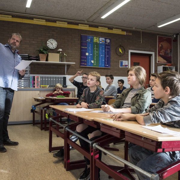 Kinderen krijgen gastles van VVN-instructeur