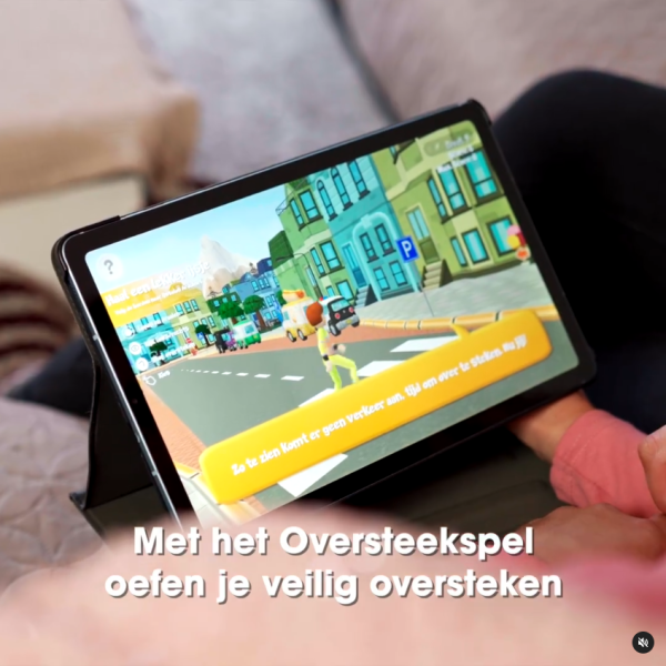 Moeder en kind spelen het oversteekspel van VVN