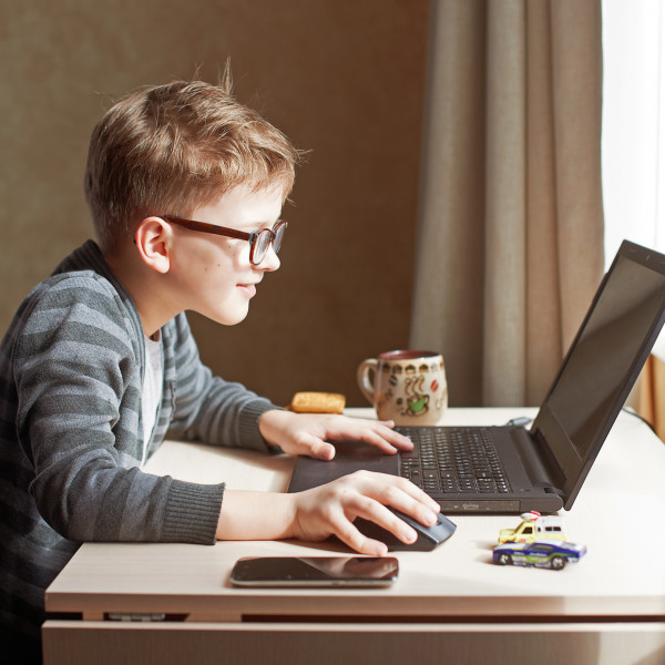 Jongen doet verkeerslessen op de laptop