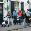 Diverse voetgangers op de stoep